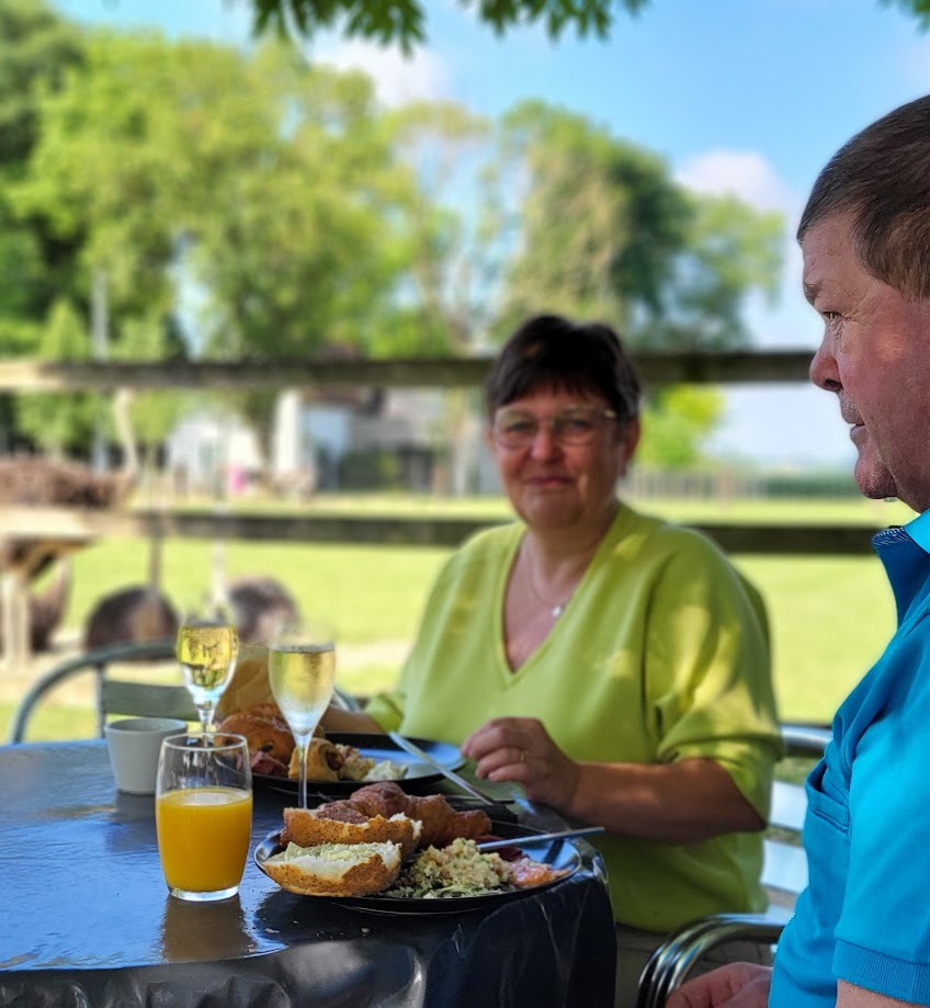 Heerlijk genieten van een hapje en een drankje