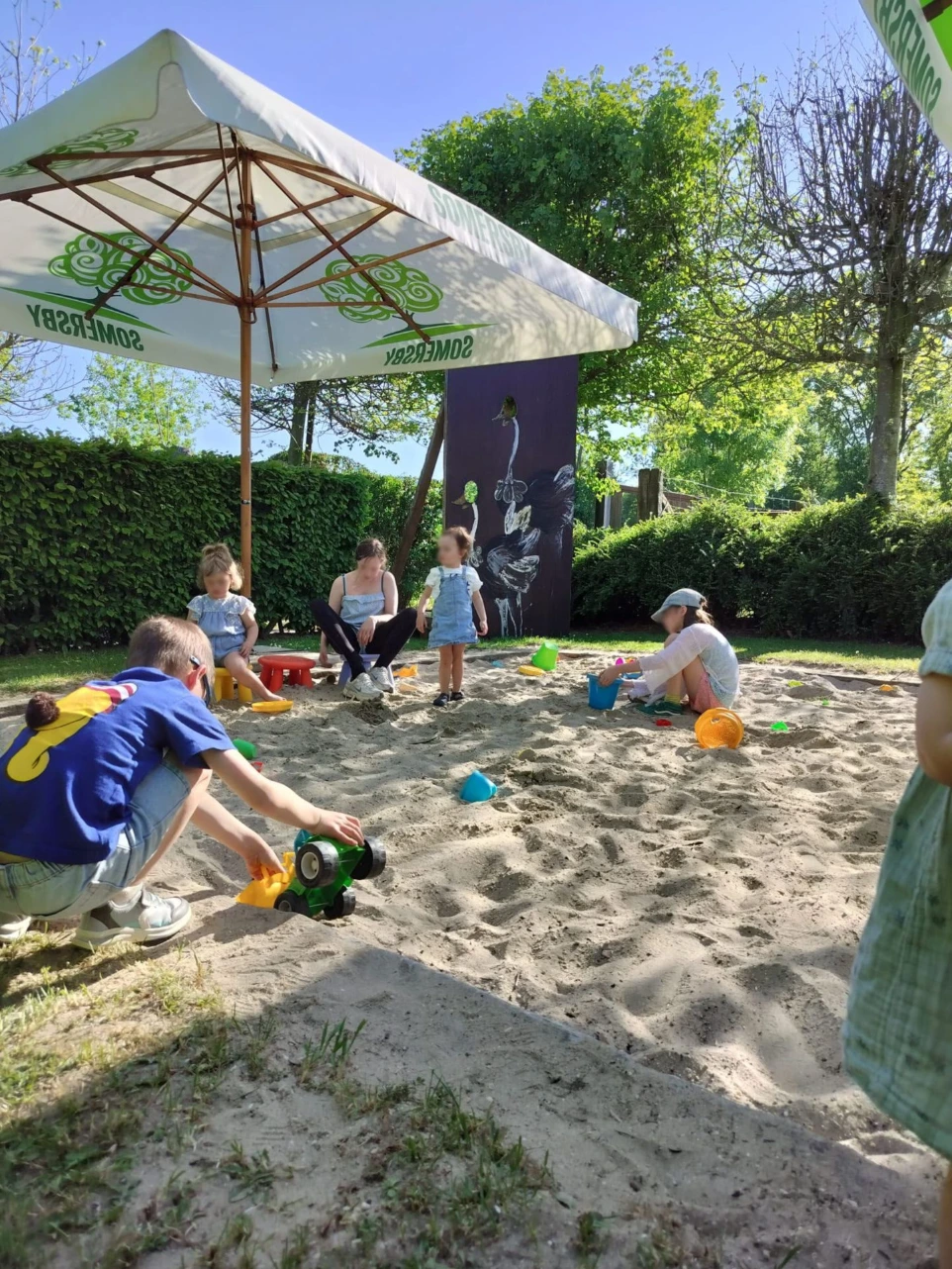 Grote zandbak voor de kindjes